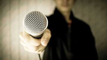 Jak i gdzie zacząć robić stand-up? Lista open mic
